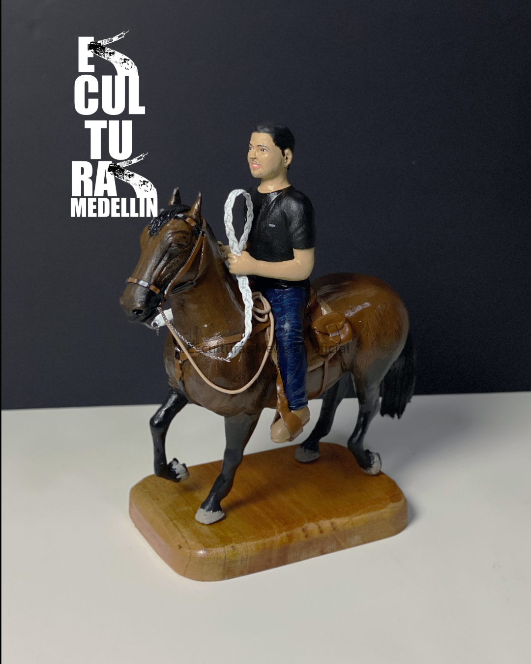 ESCULTURA PEQUEÑA HOMBRE A CABALLO