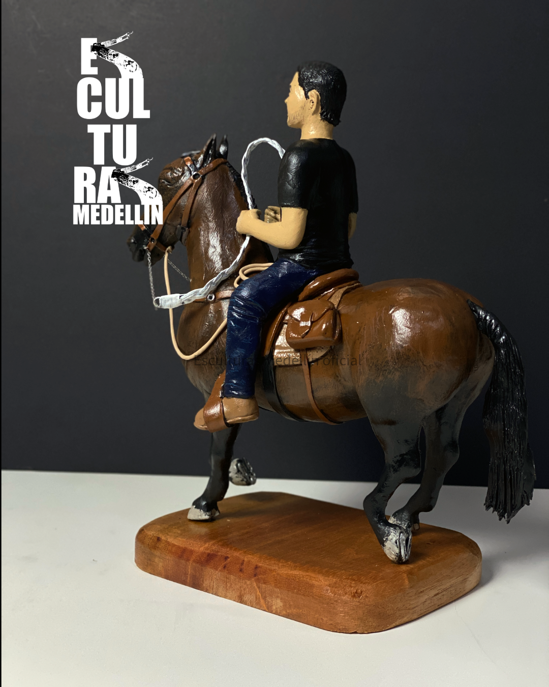 ESCULTURA PEQUEÑA HOMBRE A CABALLO