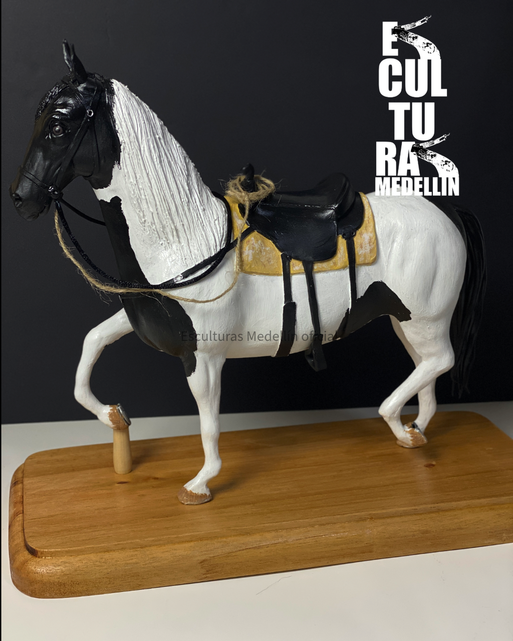 ESCULTURA MEDIANA CABALLO A DOS PATAS