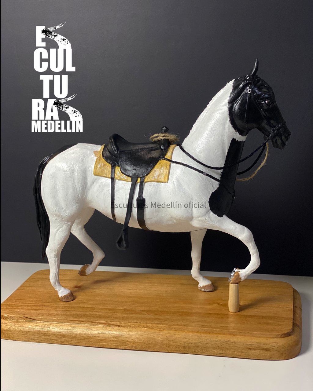 ESCULTURA MEDIANA CABALLO A DOS PATAS