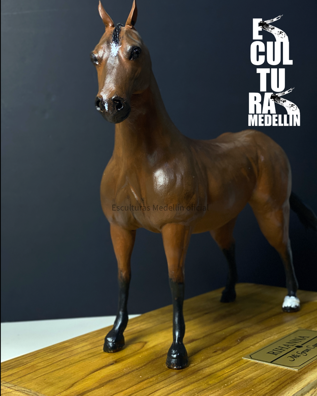 ESCULTURA MEDIANA CABALLO A CUATRO PATAS