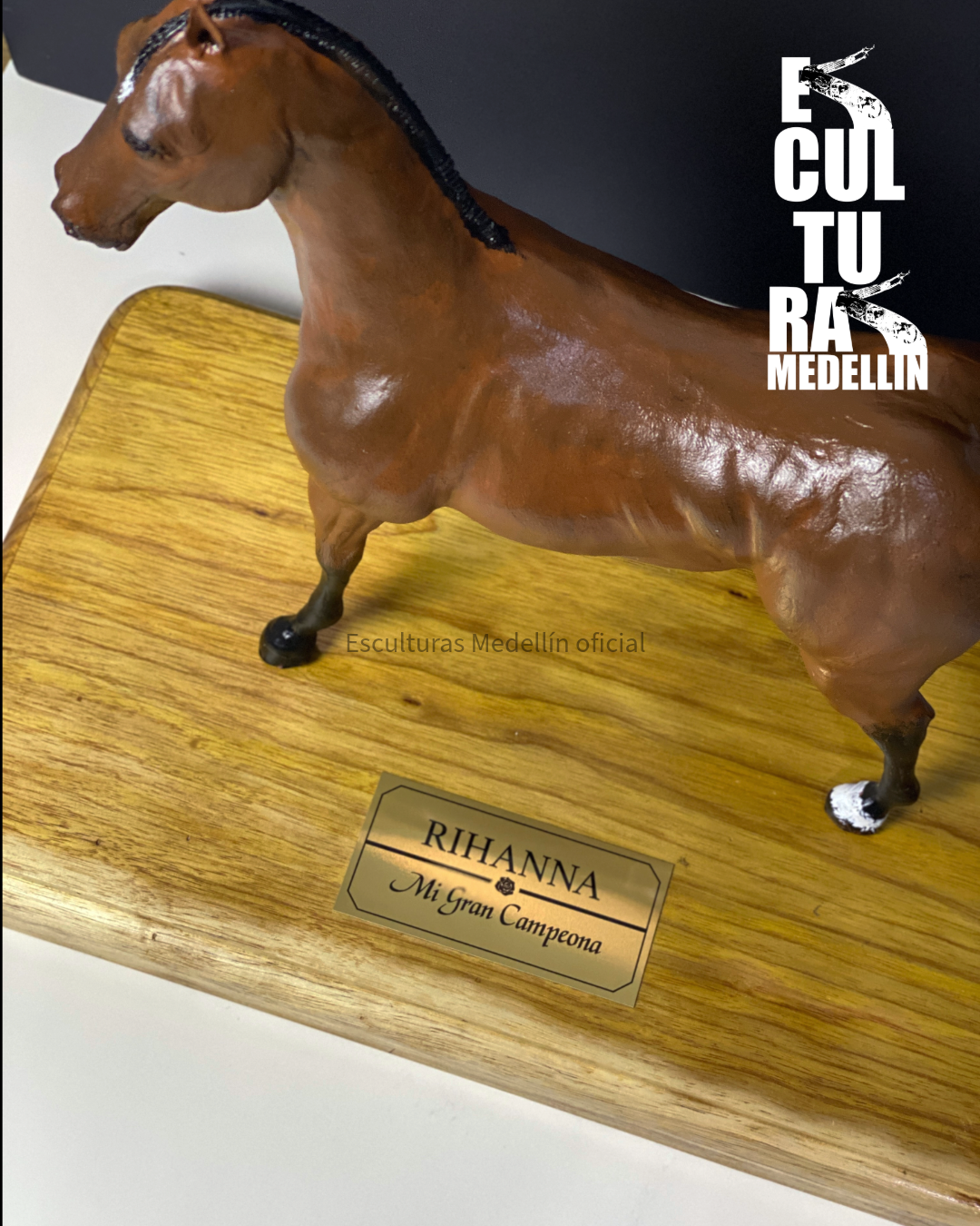 ESCULTURA MEDIANA CABALLO A CUATRO PATAS