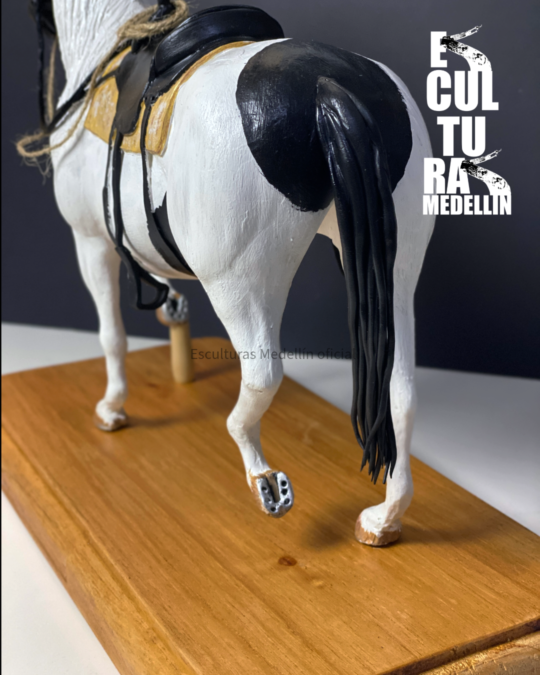 ESCULTURA MEDIANA CABALLO A DOS PATAS