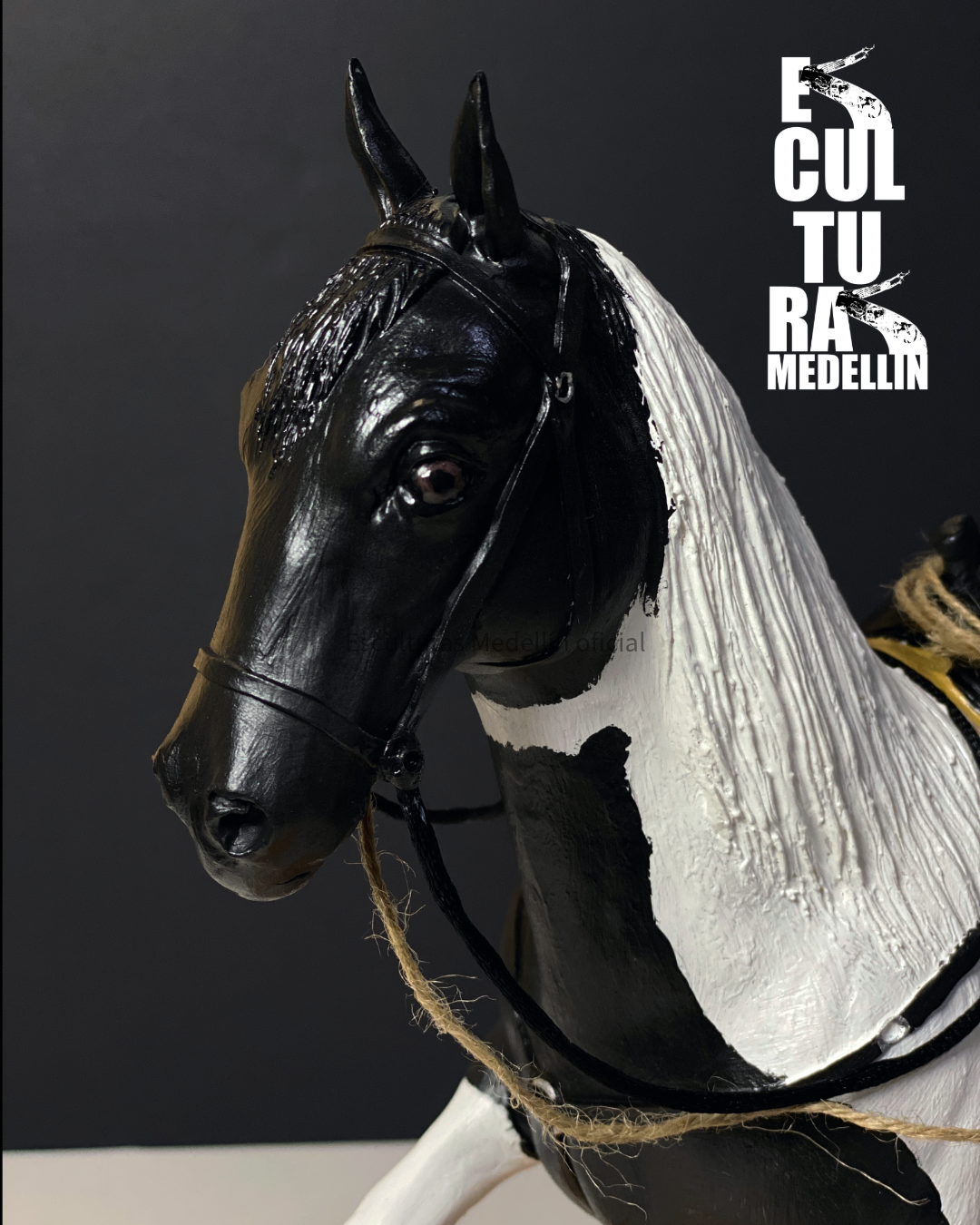 ESCULTURA MEDIANA CABALLO A DOS PATAS