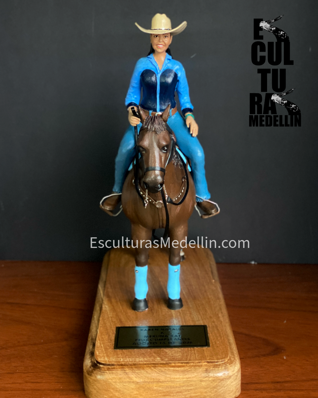 YEGUA CUARTO DE MILLA CON MONTADORA