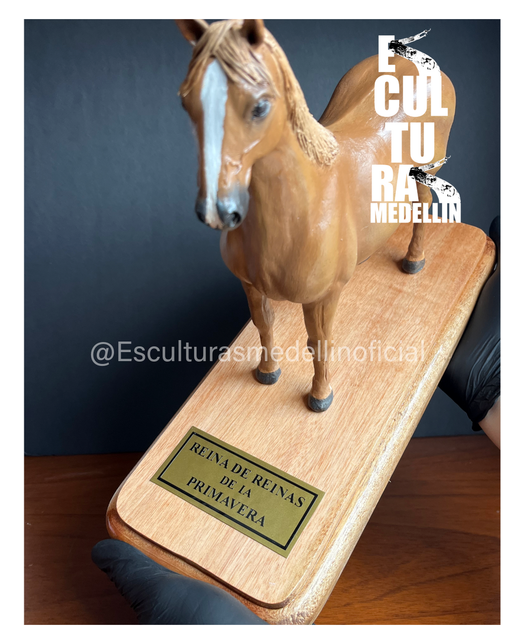 YEGUA  PERSONALIZADA 20 CM BASE MADERA