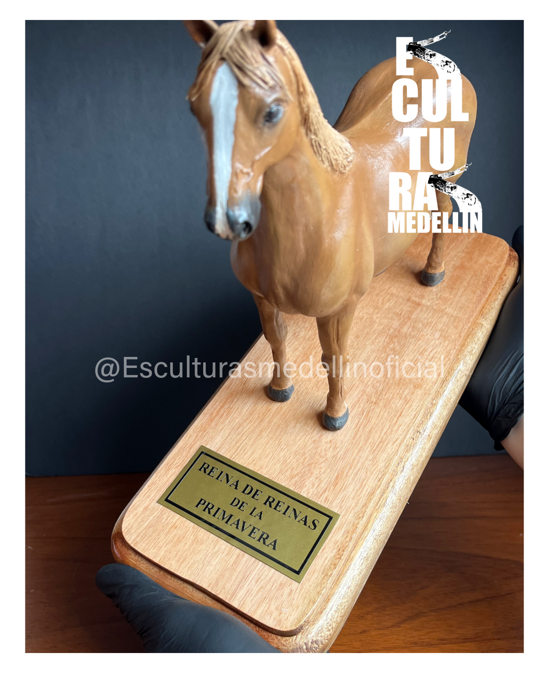 YEGUA  PERSONALIZADA 20 CM BASE MADERA