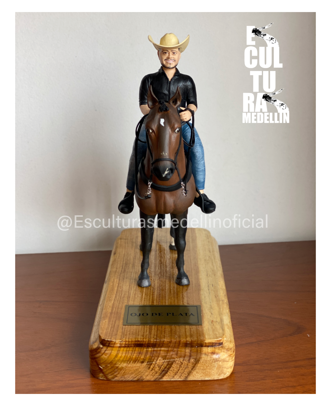 JINETE Y SU CABALLO 30 CM DE ALTO