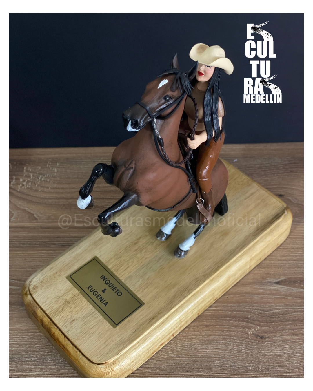 CRIOLLO COLOMBIANO A DOS PATAS Y SU AMAZONA PERSONALIZADA