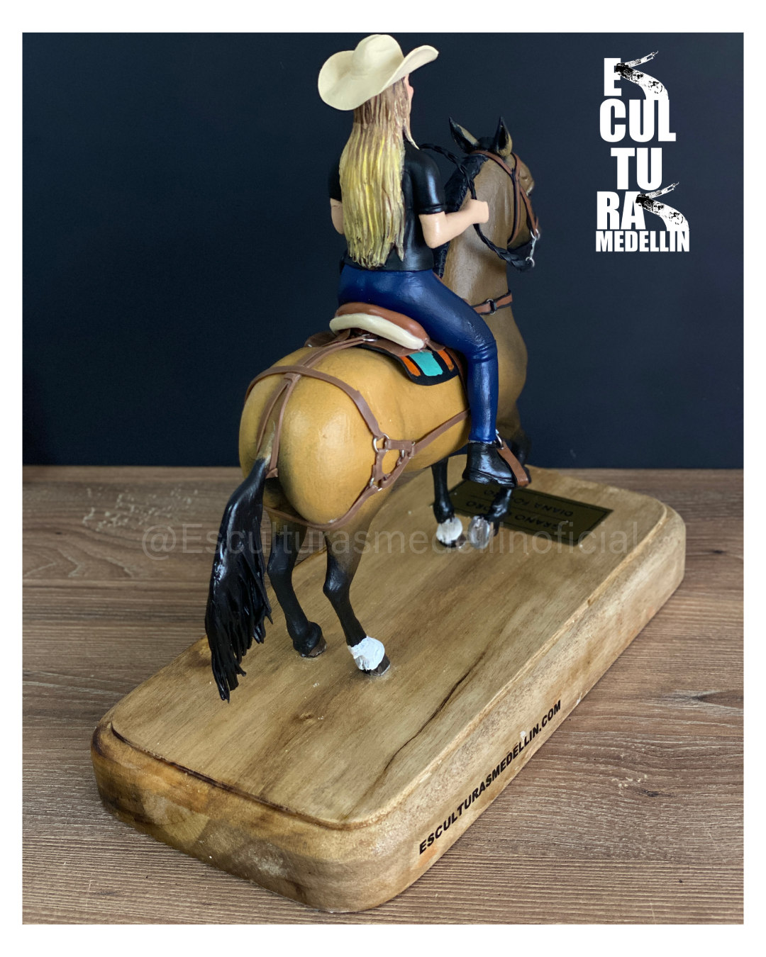 AMAZONA Y SU CABALLO CRIOLLO COLOMBINO GRANO DE ORO PERSONALIZADO