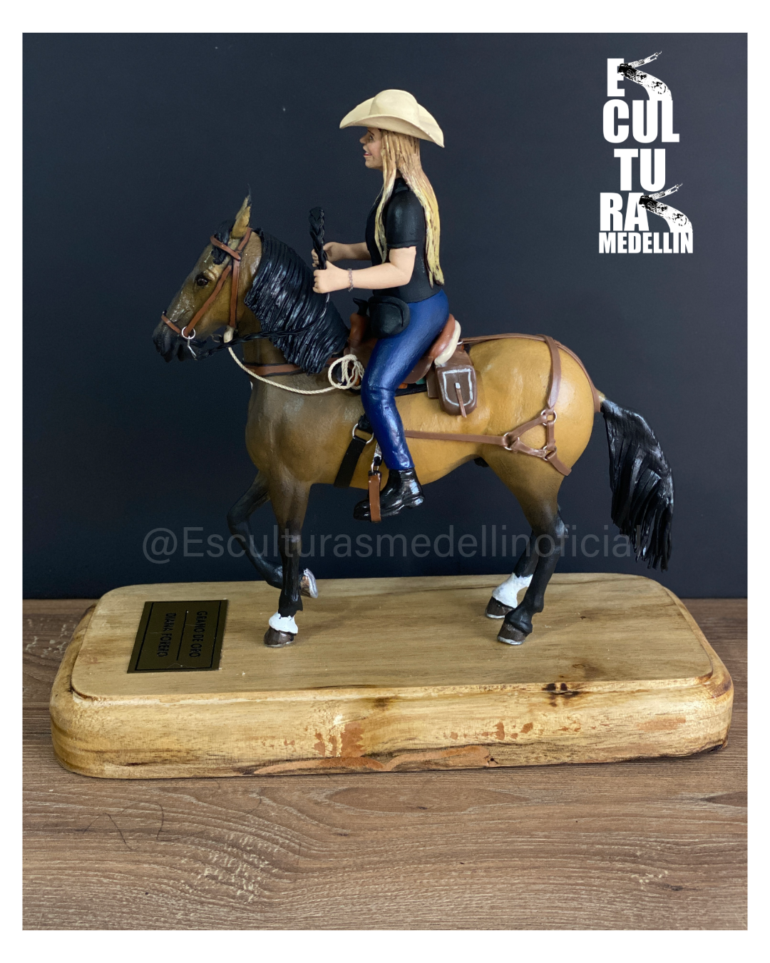 AMAZONA Y SU CABALLO CRIOLLO COLOMBINO GRANO DE ORO PERSONALIZADO