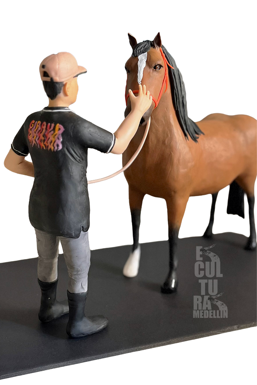 ESCULTURA PEQUEÑA DUEÑO CON CABALLO