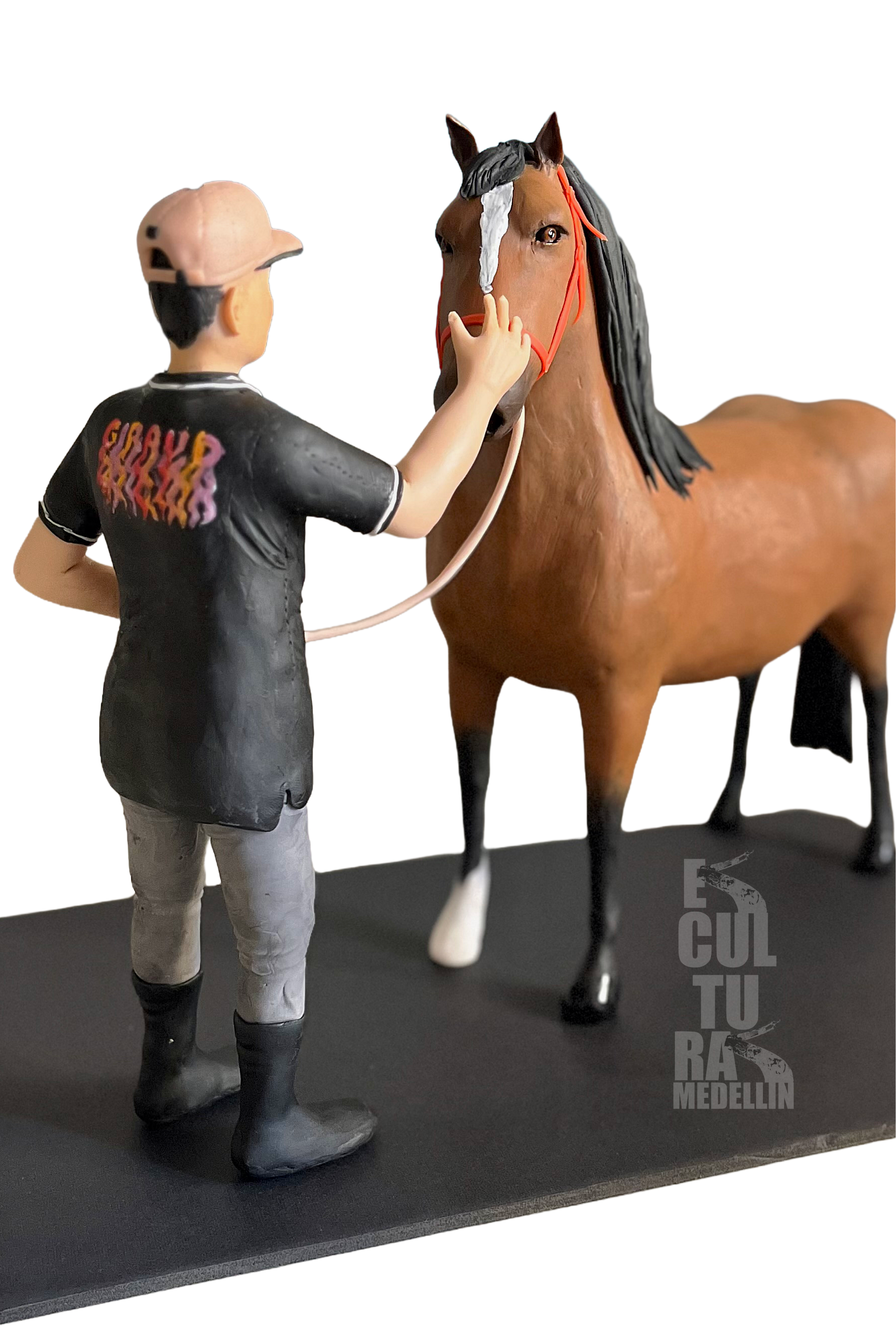 ESCULTURA PEQUEÑA DUEÑO CON CABALLO