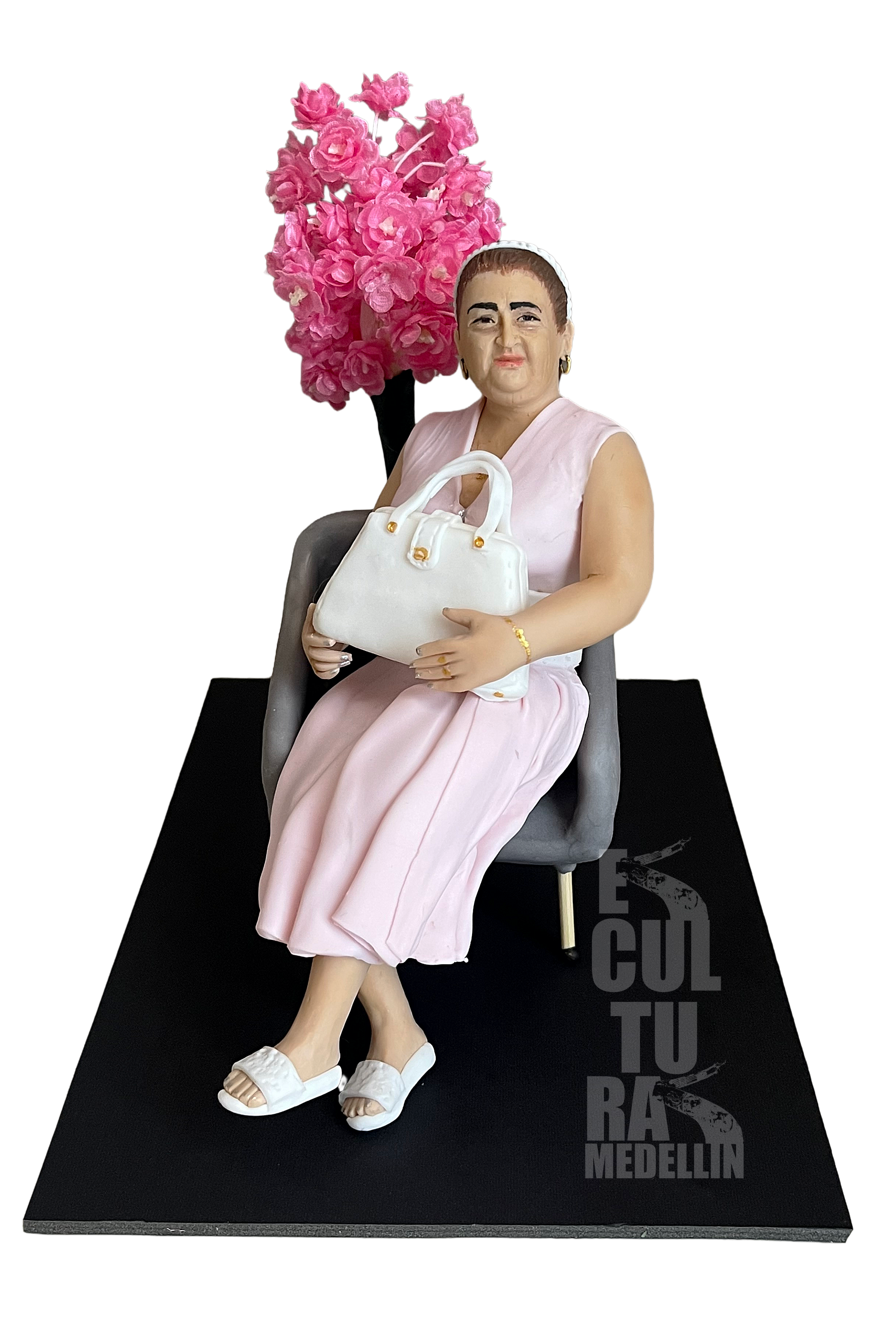 ESCULTURA PEQUEÑA MUJER SENTADA