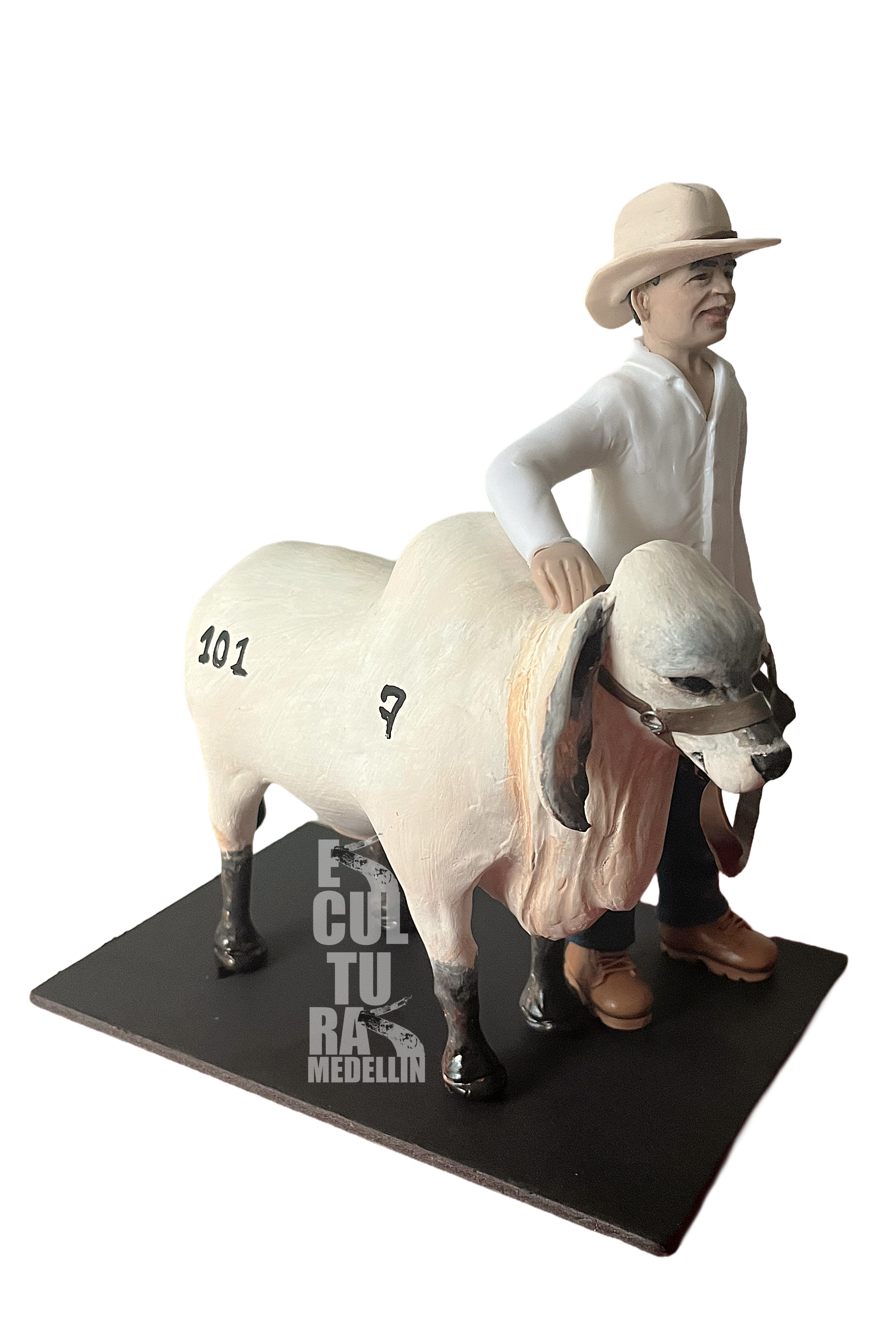 ESCULTURA PEQUEÑA BOVINO CON DUEÑO